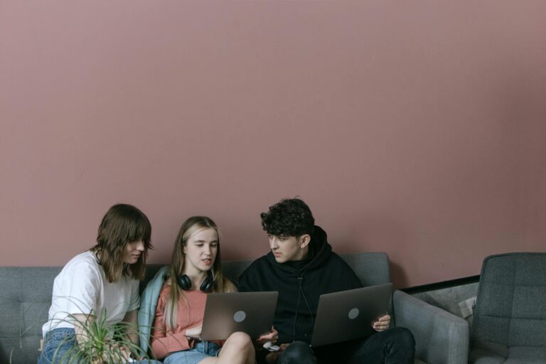 Marketing til millennials vs. gen Z: Forskelle du skal kende